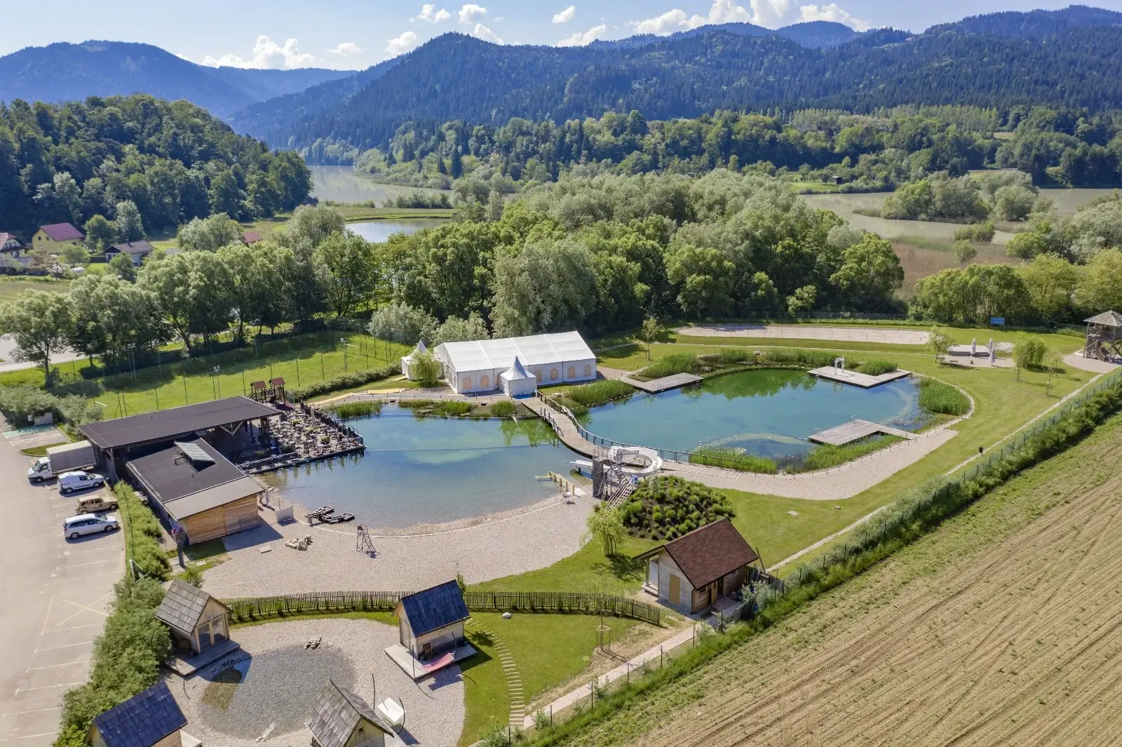 Rezervoare și bazine de apă, iazuri și piscine